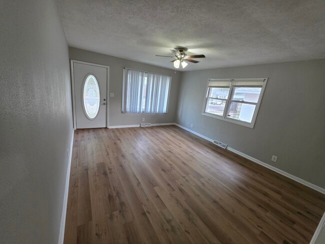 Building Photo - 4 bedroom HOUSE For RENT