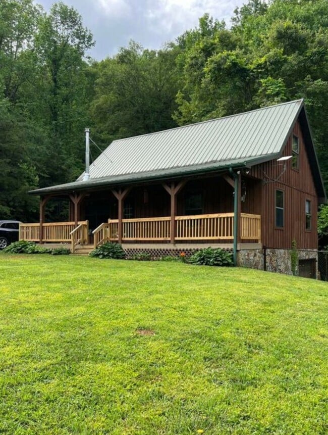Primary Photo - 3 bedroom 1.5 bath Cabin in the woods for ...