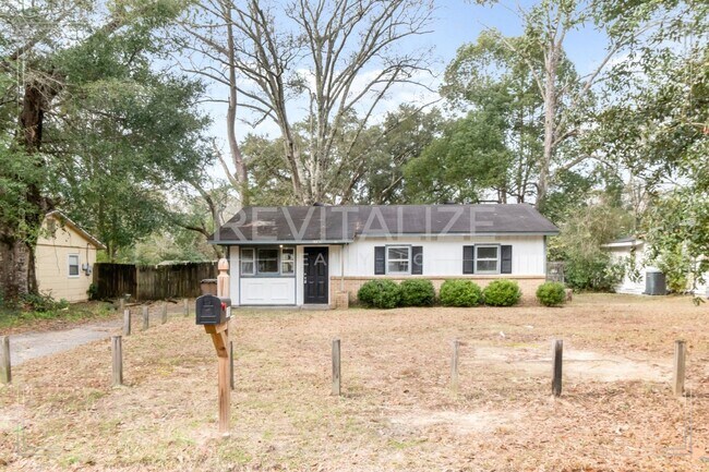 Building Photo - 3 Bed/1 Bath Home with Large Yard and Fence!