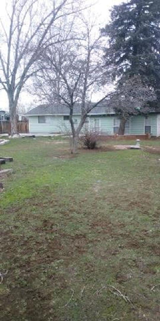 Building Photo - Charming 3 Bedroom Home