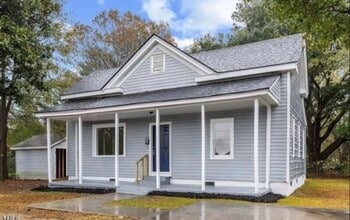 Building Photo - Three Bedroom Home!