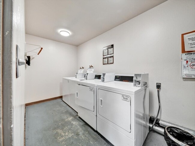 Building Photo - 367 Eden Roc Dr