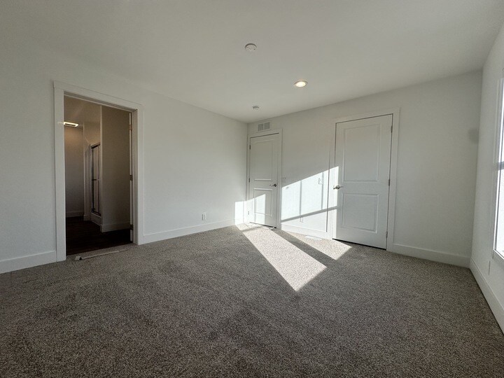 Building Photo - 16 Lapin St