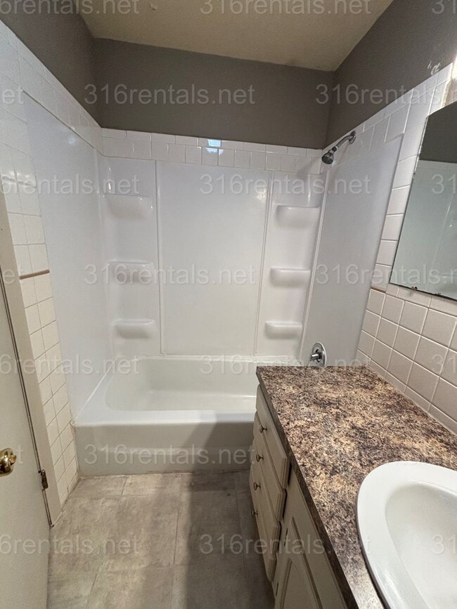 Building Photo - 3 bedroom 2 bathroom rental available NOW!