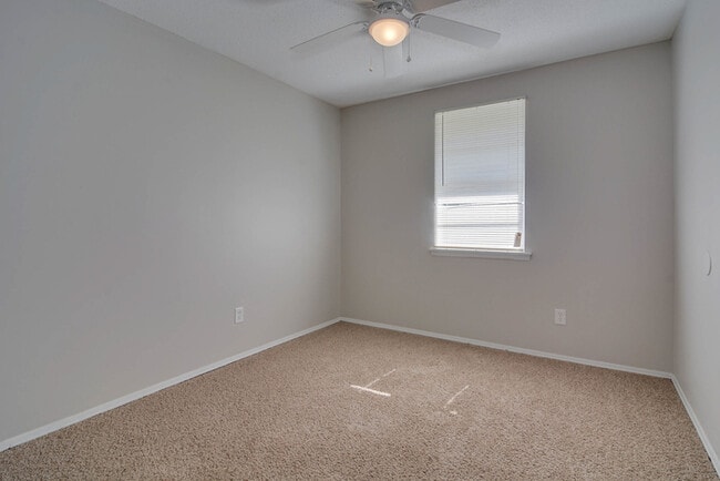 Building Photo - 2419 Southdale Dr