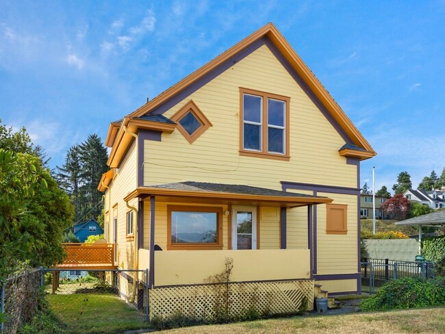 Building Photo - Beautiful, Newly Renovated Franklin House