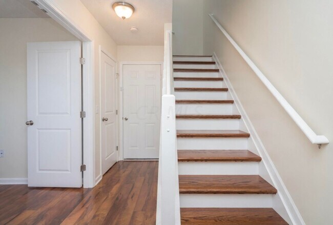 Building Photo - 3 Bed Updated Condo