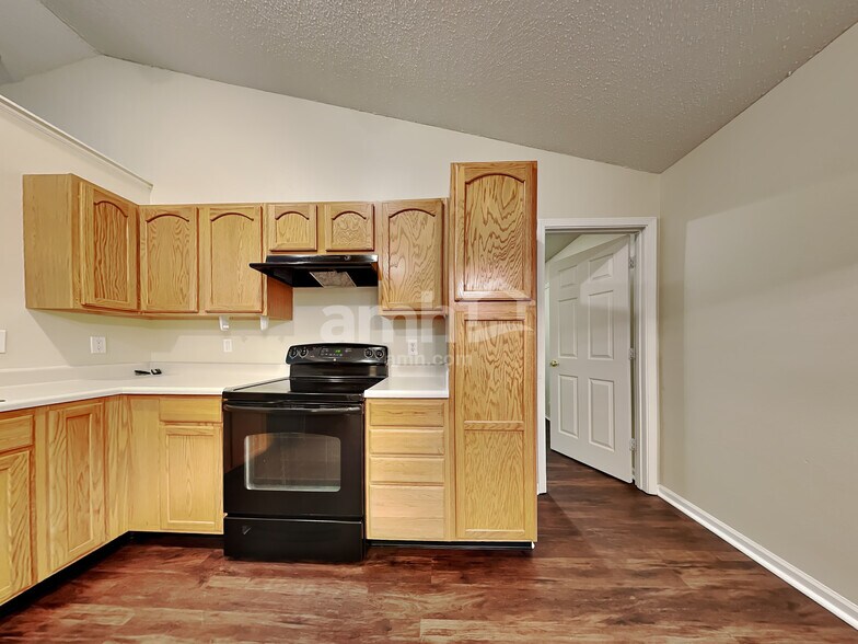 Building Photo - 1475 Round Lake Rd