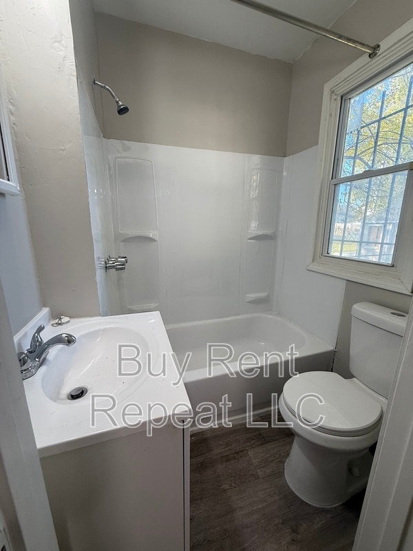 Building Photo - 12735 Vernon Ave