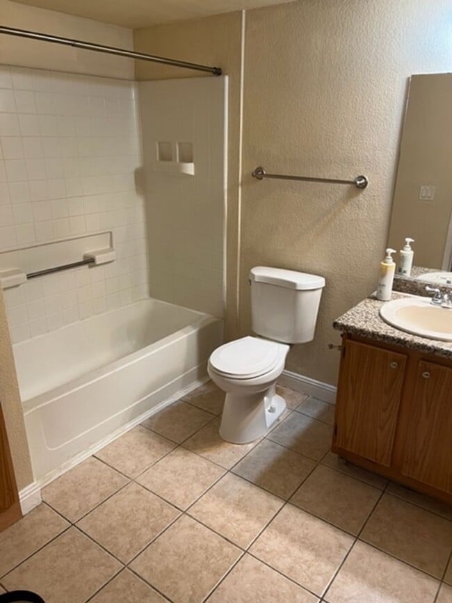Building Photo - SW- 2 Bedroom Condo!