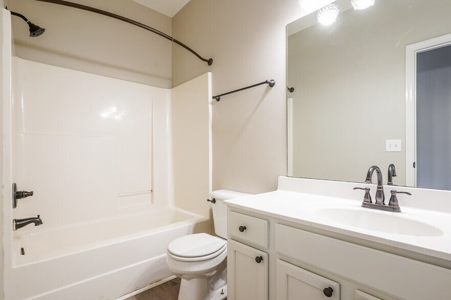 Building Photo - 6000 Mountview Dr