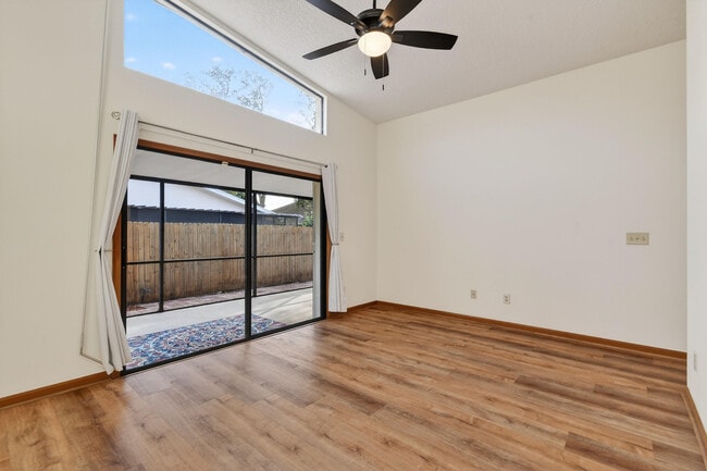 Building Photo - 6016 Pompano St