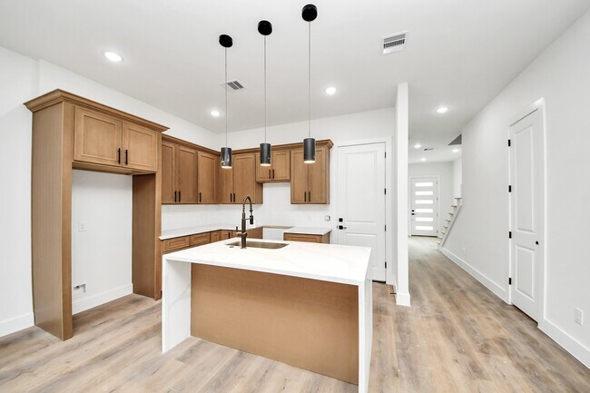 Building Photo - 8206 Colonial Ln