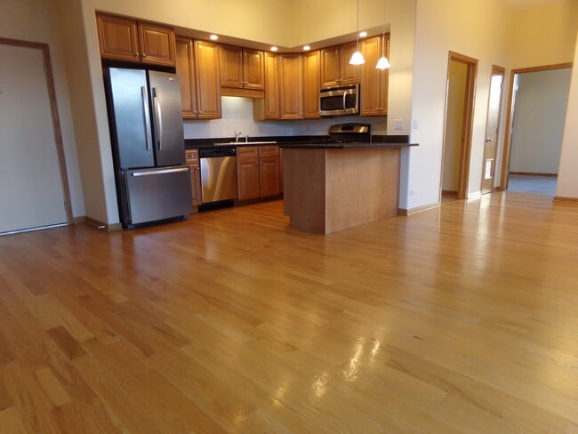 Building Photo - 5761 Higgins W Ave