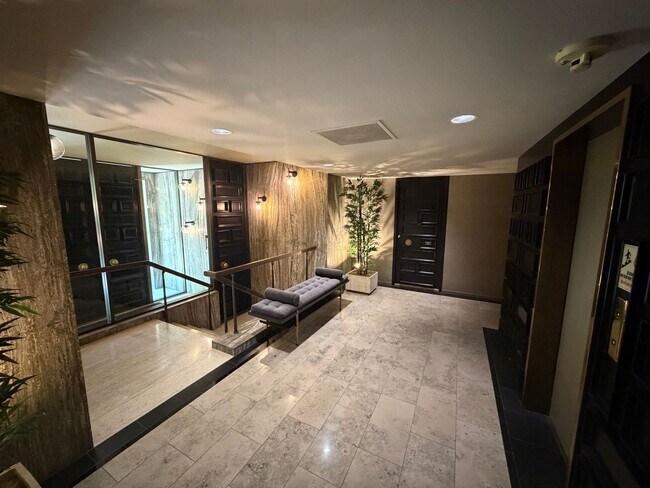 Building Photo - 3 bedroom | 2 bathroom | 4th floor condo in East Sacramento