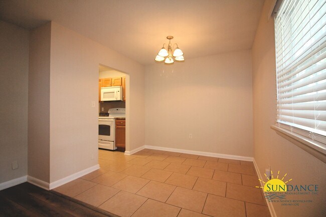 Building Photo - Great 3 Bedroom Home Near Hurlburt Field!