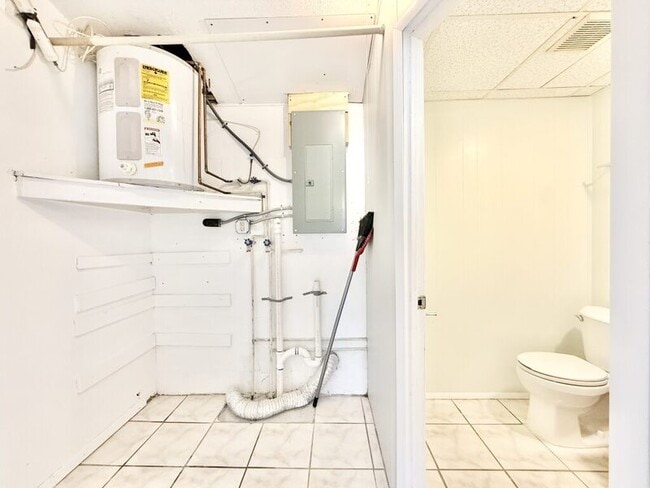 Building Photo - 1300 Classic Dr