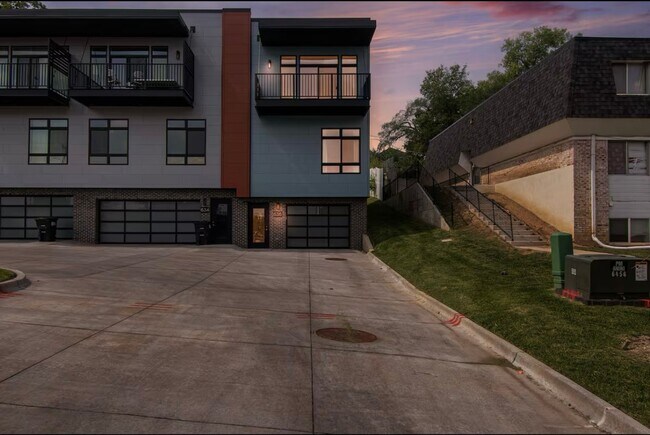 Building Photo - Fully Furnished 2 Master Suites | Luxe Townhome Near UNMC