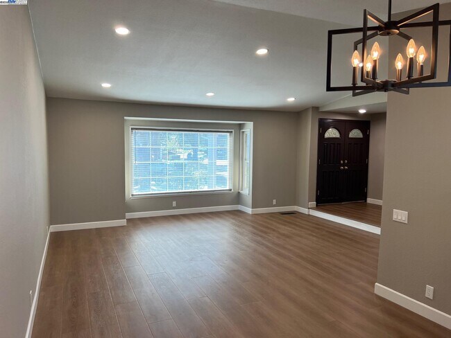 Building Photo - 4919 Mohr Ave