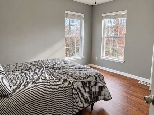 Building Photo - 6 Gallant Fox Lane