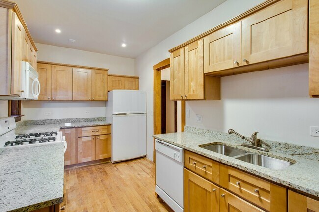 Building Photo - 1434 W Thorndale Ave