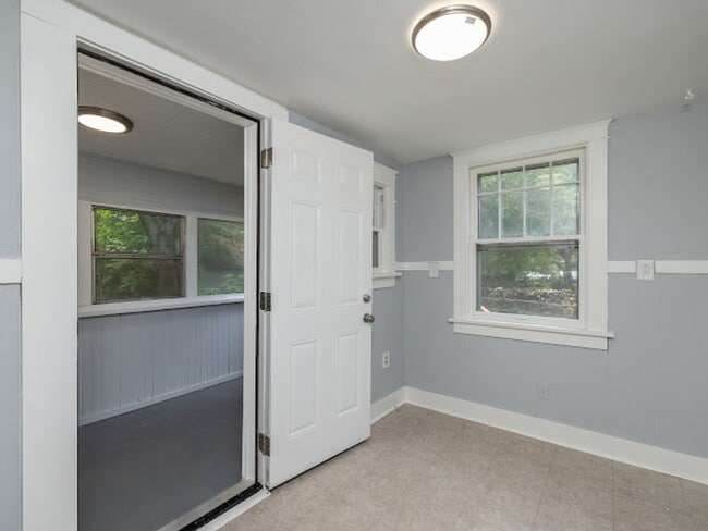 Building Photo - Newly renovated! 3 bedroom 1 bath with sin...