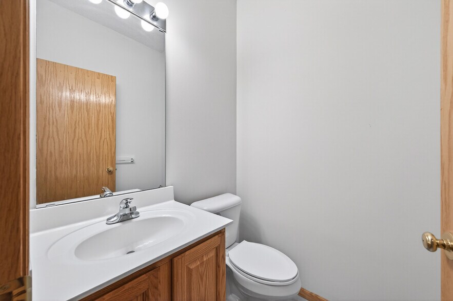 Building Photo - 475 Hickory Ln N