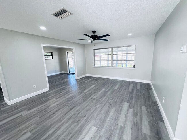 Building Photo - 1076 Hermosa Dr