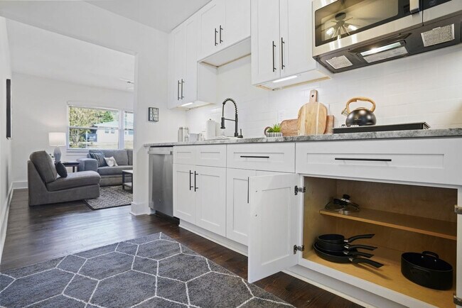 Building Photo - 2234 Edgemore Dr SE