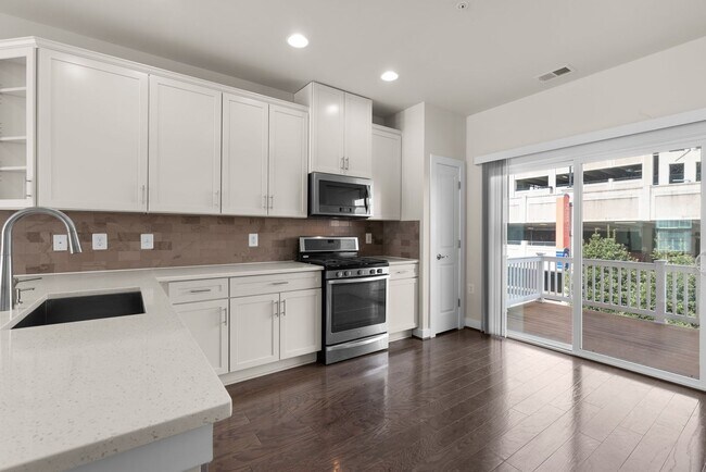 Building Photo - 3 Bed 4.5 Bath - Downtown Crown Townhouse ...