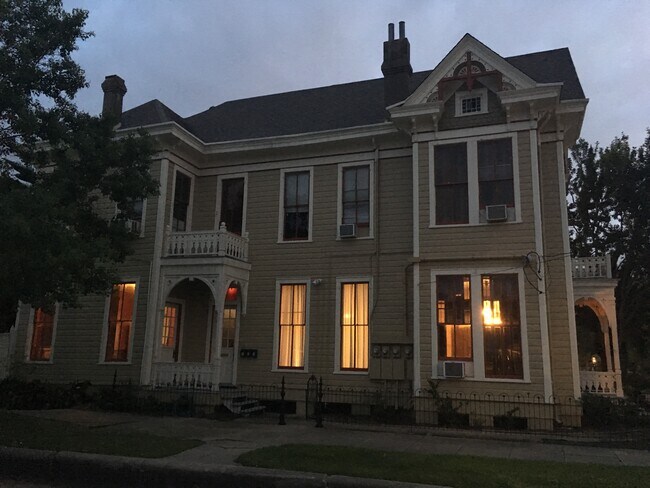 Primary Photo - 807 17th St