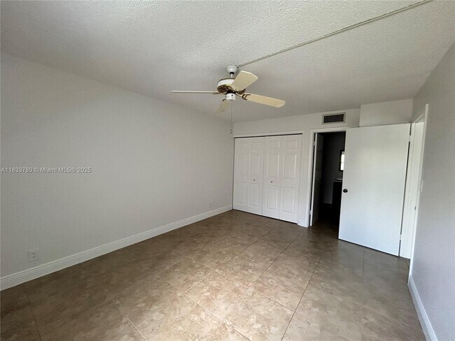 Building Photo - 200 Lakeview Dr