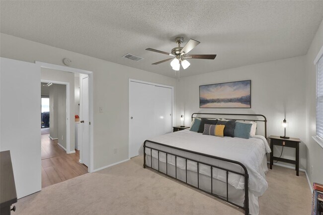Building Photo - 3900 Aspen Dr