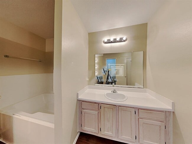 Building Photo - 4135 President's Dr S