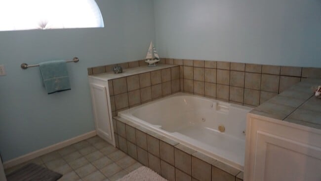 Building Photo - Beautiful home off Knights Academy