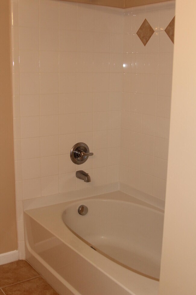 Building Photo - 4203 Myrtlewood Cir E