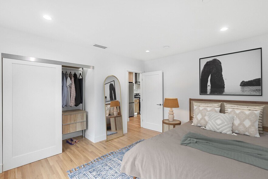 Interior Photo - 1022 Pacific St