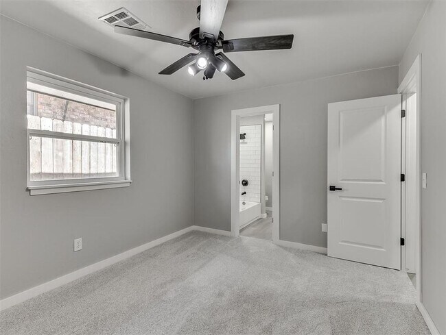 Building Photo - Look at this beautiful home!! 4 bed, 3 full baths!