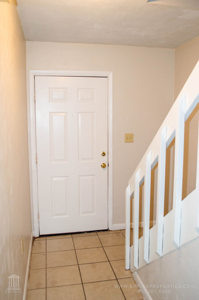 Building Photo - Townhome off Meridian Road With Fireplace!