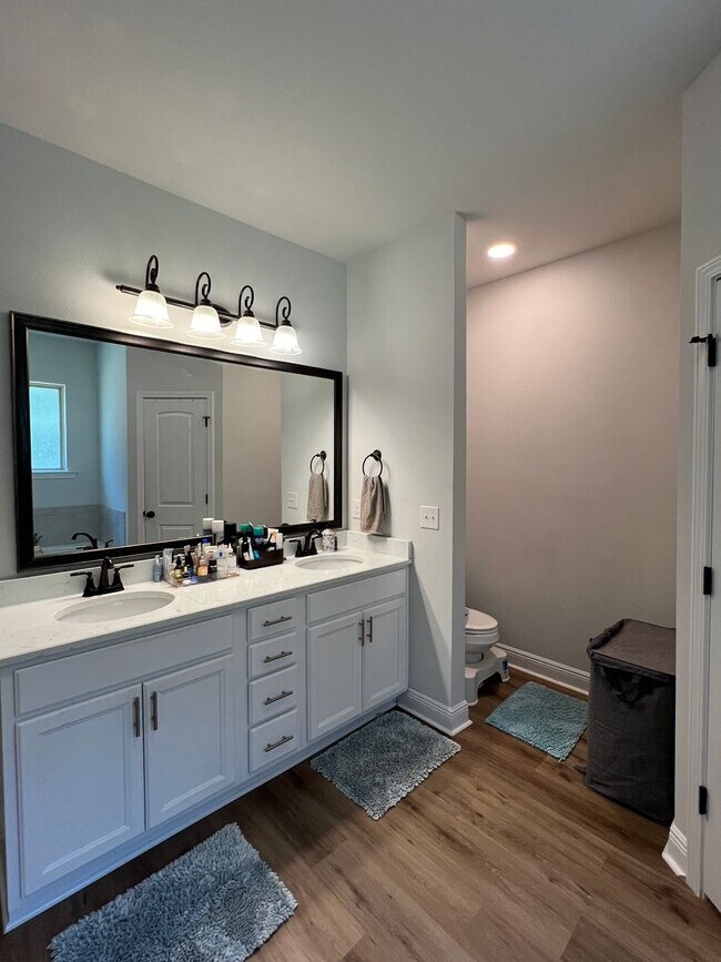 Building Photo - Exceptional 4 Bedroom in Milton