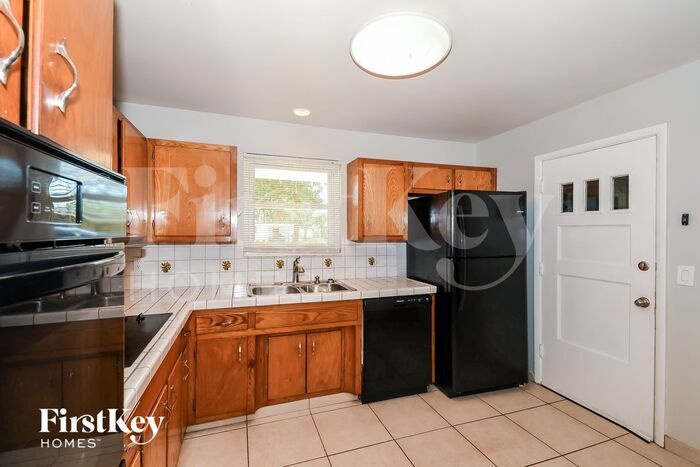 Building Photo - 8017 Santillo Dr