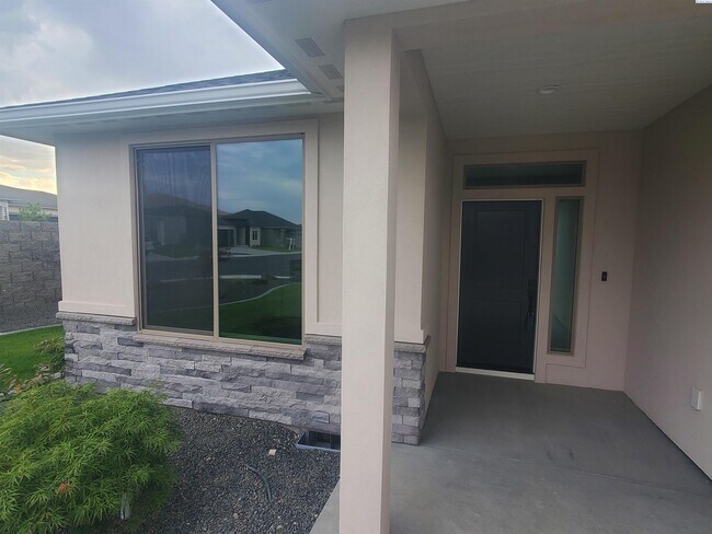 Building Photo - 4175 N Clover Rd