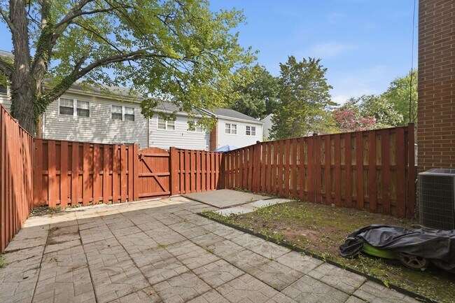 Building Photo - 9178 Laurelwood Ct