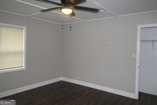 Building Photo - 615 Snelson St