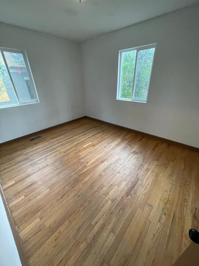 Building Photo - Downtown Living with a Massive Yard 3 Bed 1 Bath $1965.00