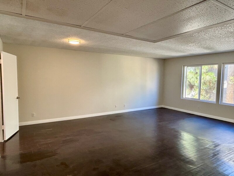 Building Photo - 17440 Burbank Blvd