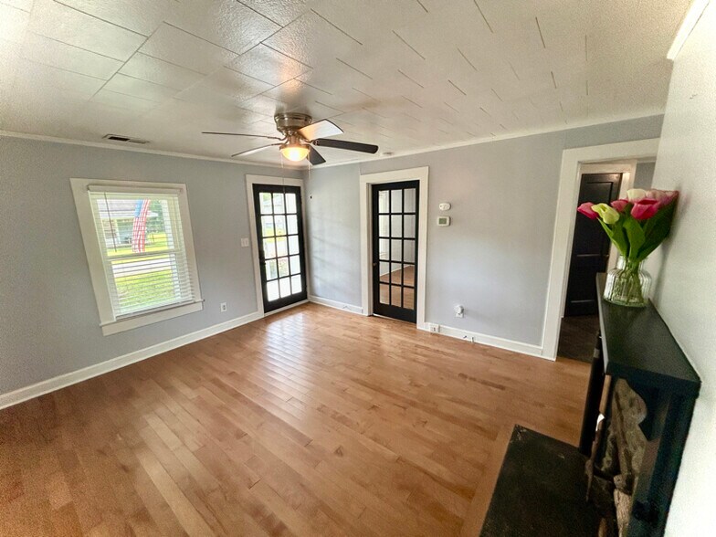 Building Photo - 917 Laye St