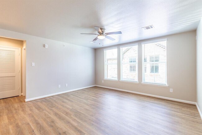 Building Photo - 233 Park Place Cir