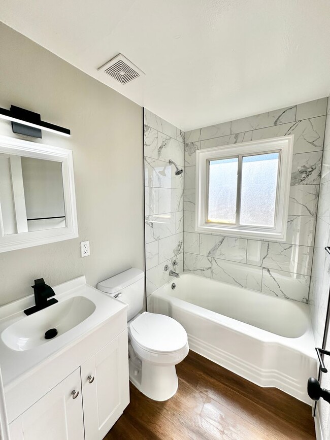 Building Photo - 433 Glen View Ct