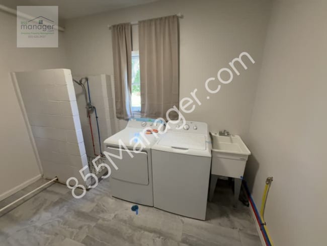 Building Photo - Fully Renovated 3-Bedroom Home with Sunroo...